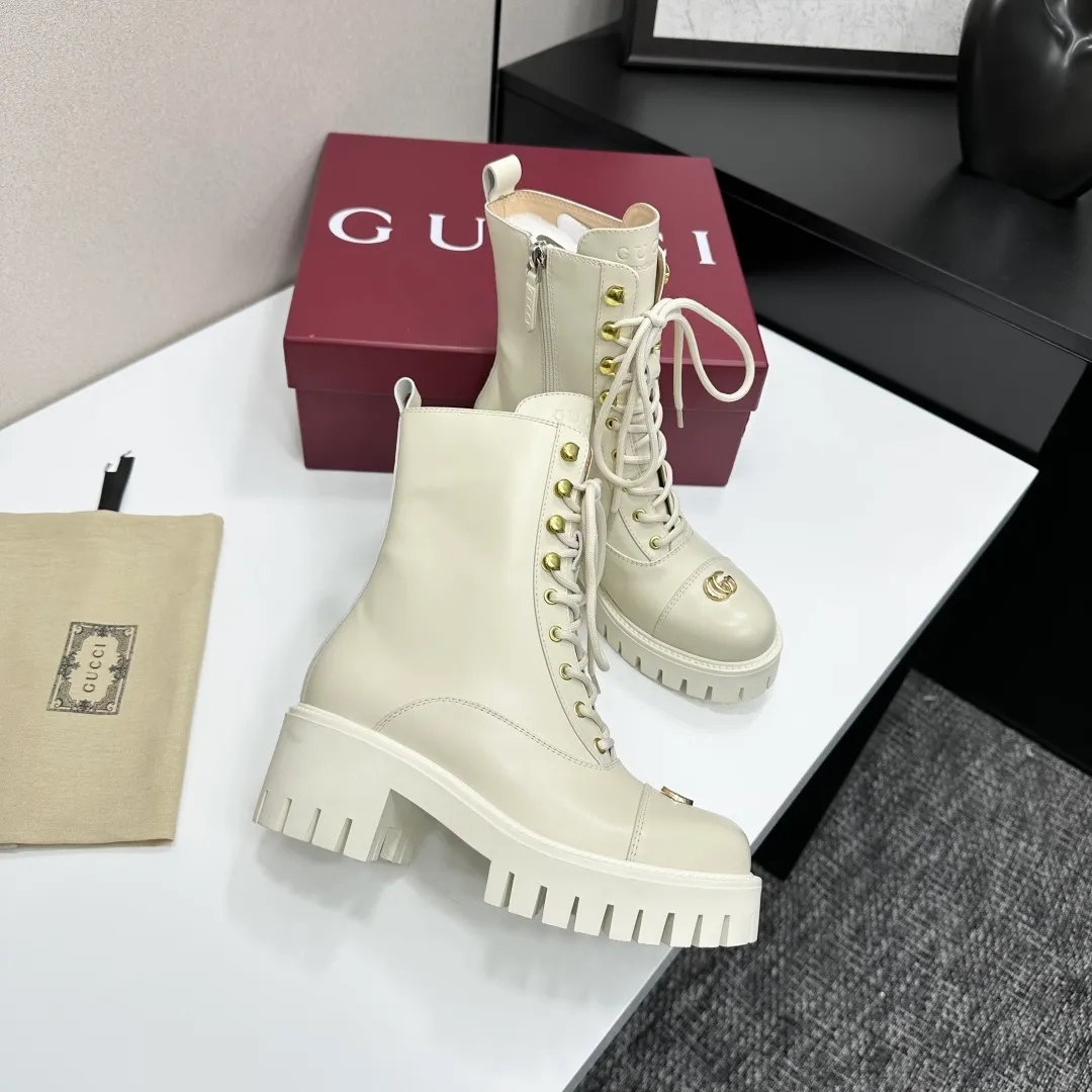 👟👟Ex-factory price 840👟👟 Highest version 2025 Gucci autumn and winter latest GUCCI mid-heel grooved thick-soled horsebit ankle Chelsea boots 🆙Purchase level high-end boutique goods🆙 This short boots is ingenious and combines the fashionable elements of boots and moccasins, with lightweight foam rubber groove soles , archive patterns continue to shine in Gucci’s new series, and the classic horsebit-shaped accessories highlight the brand’s equestrian heritage. It doubles the charm of the entire design and injects exquisite sophistication into daily shoes 😘 Fabric: Imported calfskin + embossed craftsmanship Inner/foot pads: Shuiqi cowhide Outsole: 1:1 mold rubber foam high toughness 4.5 cm thick sole Absolutely not heavy or rigid, nor will it collapse All materials and processes are consistent with the Y version Size: 35-42 standard code 404142 customized Heel height: 4.5CM Forefoot 2.5 cm Packaging: High-end packaging at the counter